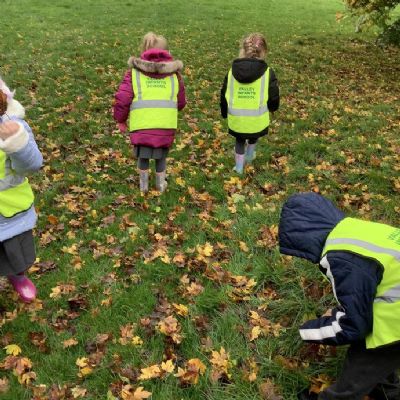 Reception had a wonderful day today looking for signs of Autumn on our walk around the park.