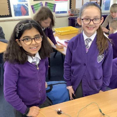 Year 4 have had an ‘electrifying’ time in Science lessons, constructing simple series circuits.