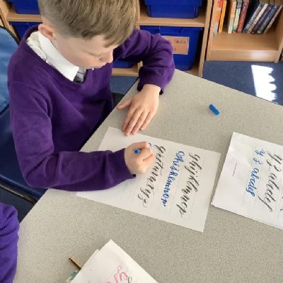 We used calligraphy to create a piece of art in the style of Screen Prince.